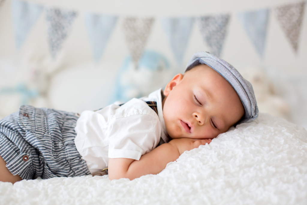 Schlafendes Baby im Arm der Mutter – Seminar Babyschlaf in der Kinderarztpraxis Schumanngasse in Wien