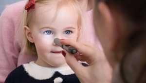Wahlarzt Kinderarzt untersucht Neugeborenes Kind in Wien, Kinderarztpraxis Schumanngasse
